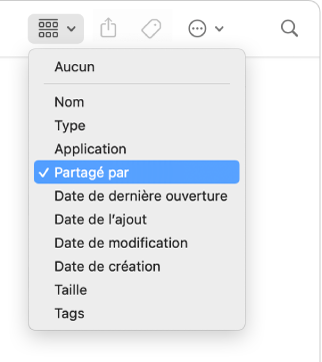 L’icône Regroupement dans la barre d’outils de la fenêtre du Finder avec le menu ouvert et l’option « Partagé par » sélectionnée.