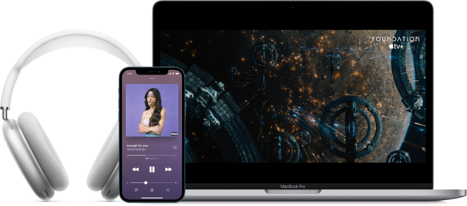 Po lewej widoczne są słuchawki AirPods Max oraz iPhone odtwarzający utwór z Apple Music, a po prawej znajduje się Mac odtwarzający serial w aplikacji Apple TV.
