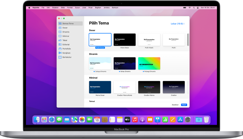 MacBook Pro dengan pemilih tema Keynote terbuka di layar. Kategori Semua Tema dipilih di sebelah kiri dan tema yang dirancang sebleumnya muncul di sebelah kanan di baris menurut kategori. Menu pop-up Bahasa dan Wilayah ada di pojok kiri bawah dan menu pop-up Standar dan Lebar ada di pojok kanan atas.