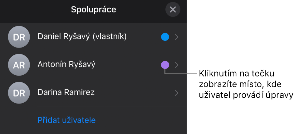 Seznam účastníků se třemi účastníky, z nichž každý je napravo u jména označen tečkou jiné barvy