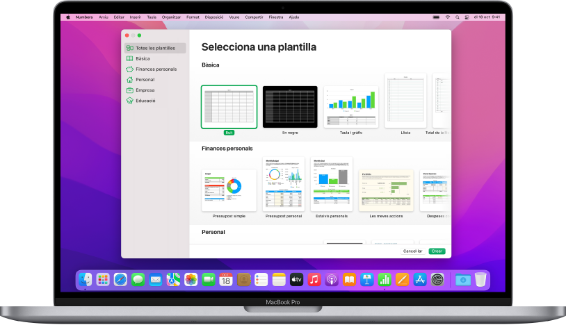 Un MacBook Pro amb el selector de plantilles del Numbers obert a la pantalla. Hi ha la categoria “Totes les plantilles” seleccionada a l’esquerra i es mostren plantilles predissenyades en files a la dreta ordenades per categoria.