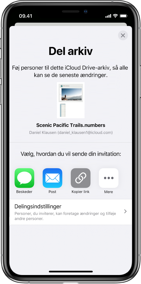 Skærmen Tilføj personer, der viser et billede af det regneark, der skal deles. Derunder er der knapper for forskellige måder at sende invitationen på, herunder Beskeder og Mail, og mulighederne Kopier link og Mere. Nederst findes knappen Delingsindstillinger.