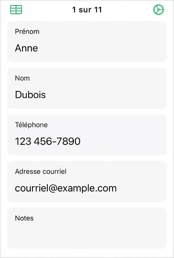 Une fiche d’un formulaire comportant les champs Nom, Numéro de téléphone, Adresse courriel, etc. Les commandes permettant d’afficher le tableau lié, de voir le mode de configuration du formulaire et de passer d’une fiche à l’autre sont également affichées.