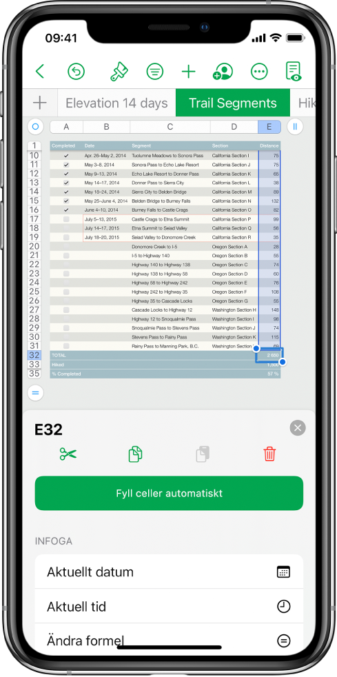 Ett kalkylblad som innehåller en tabell med genomförda vandringar och distans för varje vandring. Menyn Cellåtgärd är öppen och visar alternativ för att lägga till dagens datum och aktuell tidpunkt samt för att redigera formeln i den markerade cellen.