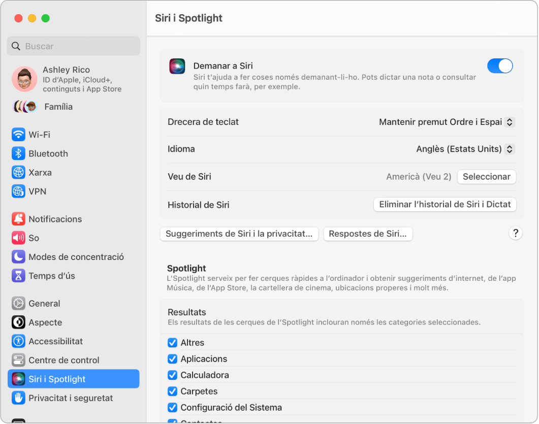 La finestra de configuració de Siri amb l’opció “Activar ‘Demanar a Siri’” seleccionada i diverses opcions de personalització de Siri a la dreta, “Activar dient ‘Oye Siri’”, entre elles.