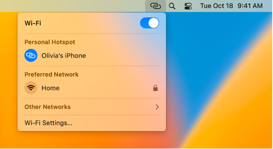 A Mac képernyője a Wi-Fi menüvel, amelyben az látható, hogy egy iPhone egy személyes hotspothoz kapcsolódik.