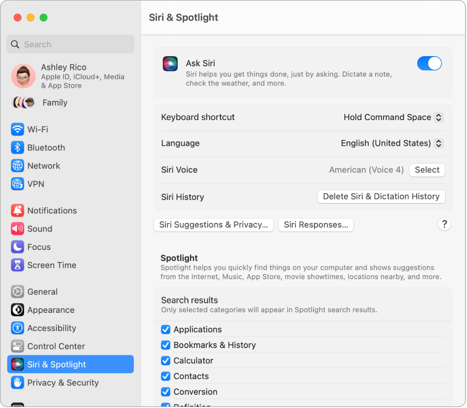 Fereastra de configurări Siri, având selectată opțiunea Activează Solicitare Siri și câteva opțiuni pentru personalizarea Siri în dreapta, inclusiv Ascultare “Hey Siri”.