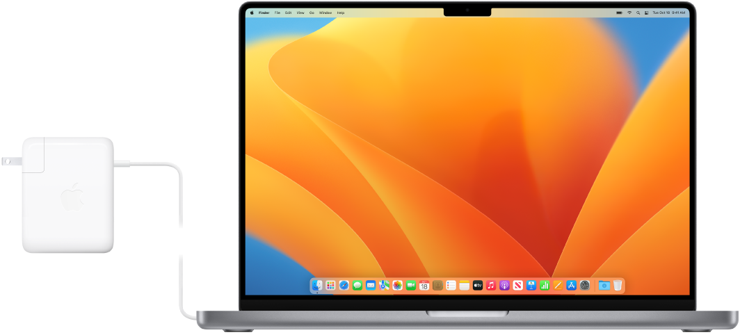 ‏MacBook Pro مقاس ١٦ بوصة موصول بمحول الطاقة.