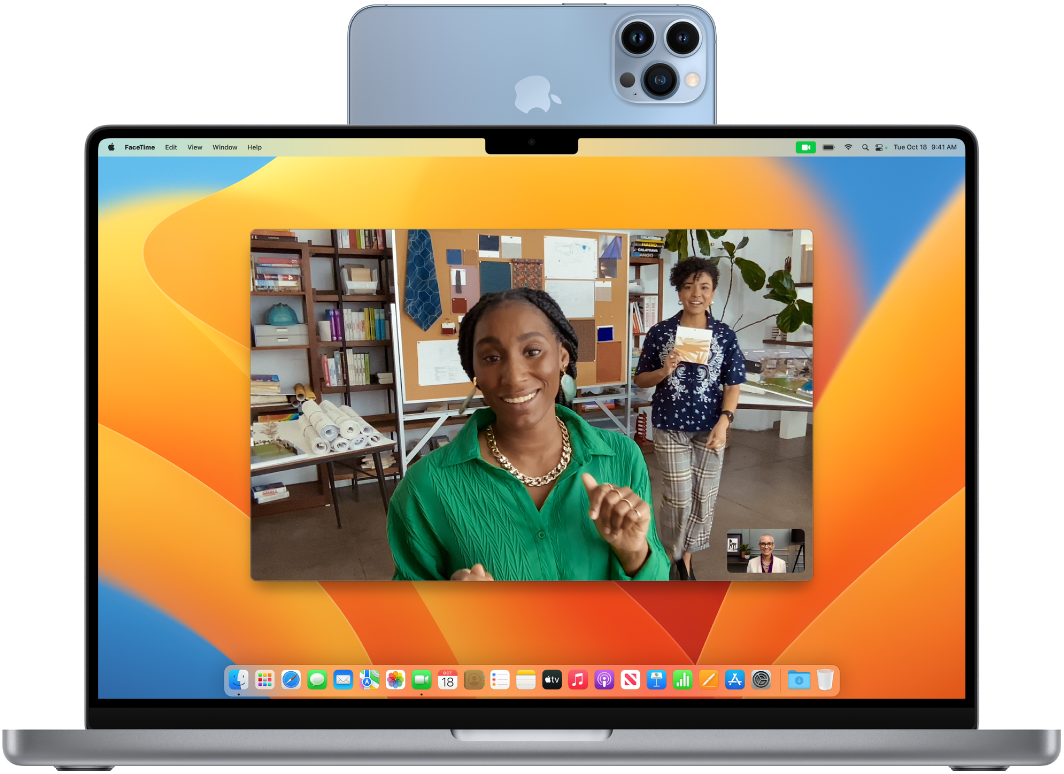 MacBook Pro, който показва сесия на FaceTime със Center Stage (В центъра на сцената), използвайки Continuity Camera (Непрекъснатост на камерата).