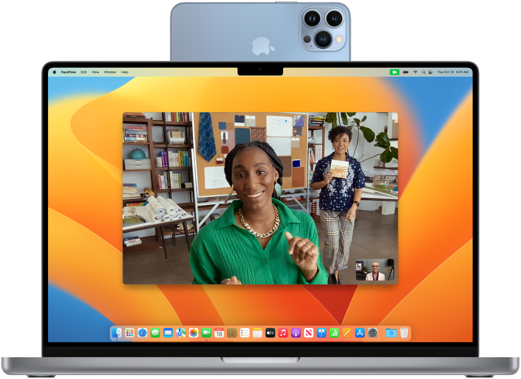 MacBook Pro s probíhajícím hovorem FaceTime se zapnutými funkcemi Centrování záběru a Fotoaparát přes Kontinuitu