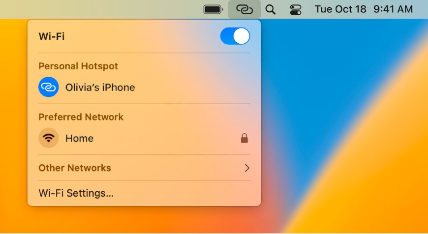 Μια οθόνη του Mac στην οποία το μενού Wi-Fi εμφανίζει ένα Προσωπικό hotspot συνδεδεμένο σε ένα iPhone.