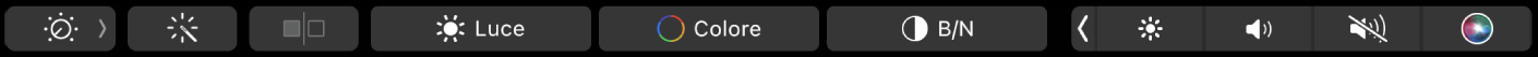La Touch Bar con i pulsanti per modificare le foto: ritaglio, filtri, regolazione e ritocco e un ulteriore pulsante per accedere ad altre opzioni.