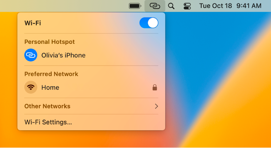 Un ecran Mac cu meniul Wi-Fi afișând un hotspot personal conectat la un iPhone.