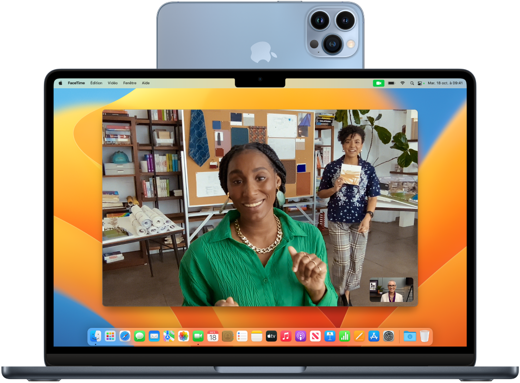 MacBook Air affichant une session FaceTime avec l’effet vidéo « Cadre centré » grâce à l’appareil photo Continuité.