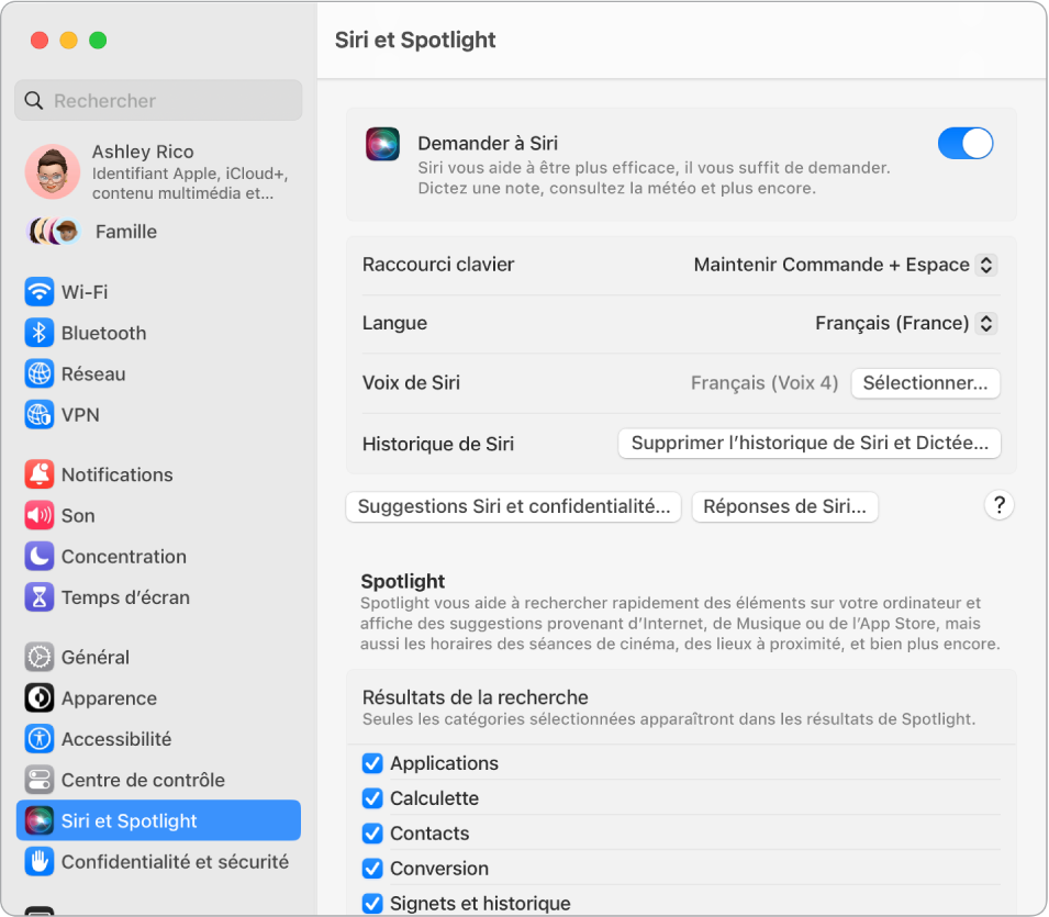 Fenêtre des réglages Siri, avec l’option « Activer Demander à Siri » sélectionnée, ainsi que plusieurs options pour personnaliser Siri à droite, notamment « Détecter "Dis Siri" ».