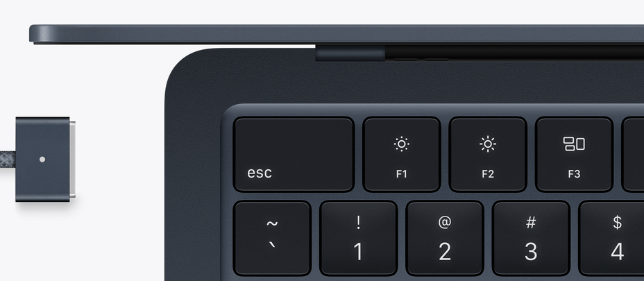 MacBook Airのポートに接続される電源アダプタケーブルを示すアニメーション。