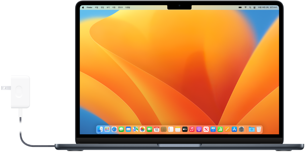 전원 어댑터가 연결되어 있는 MacBook Air.