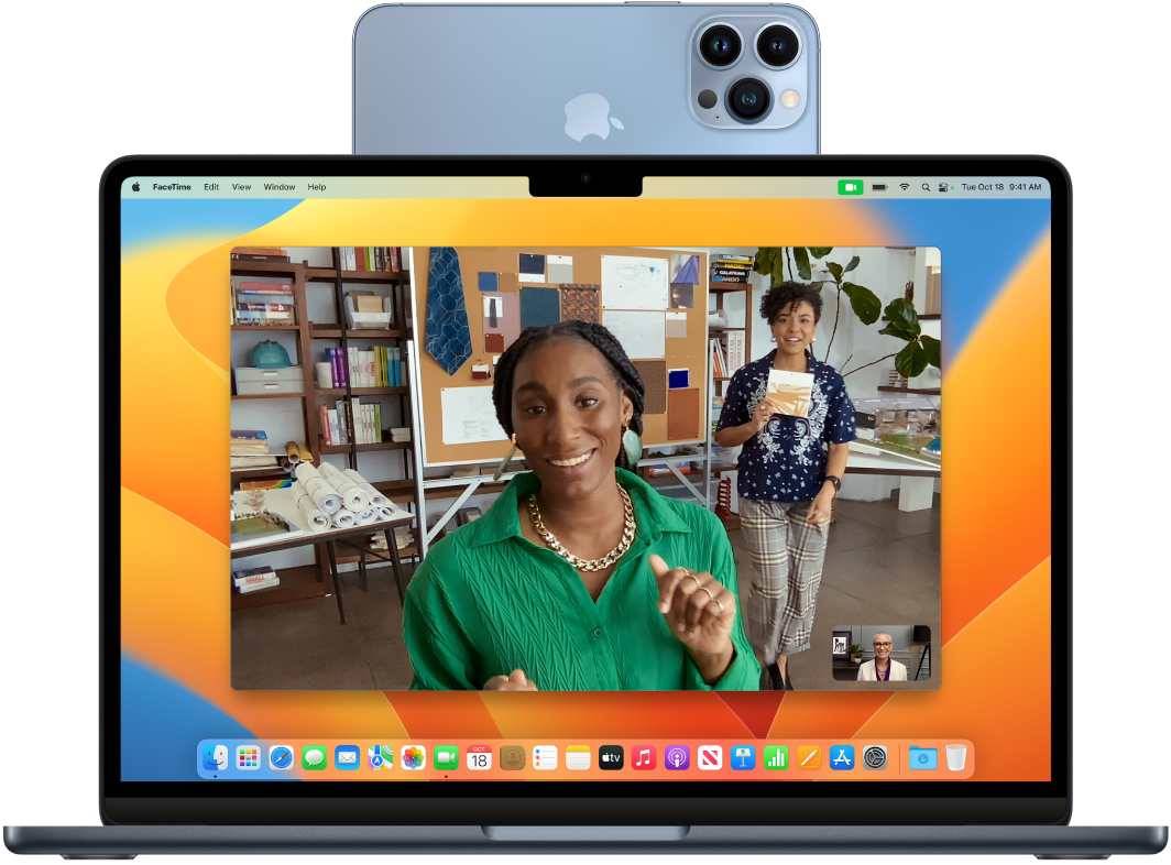 Įrenginyje „MacBook Air“ rodomas „FaceTime“ seansas su „Center Stage“ naudojant „Continuity Camera“.