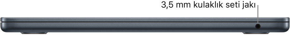 3,5 mm kulaklık jakına belirtme çizgisi ile MacBook Air’in sağ taraftan görünümü.