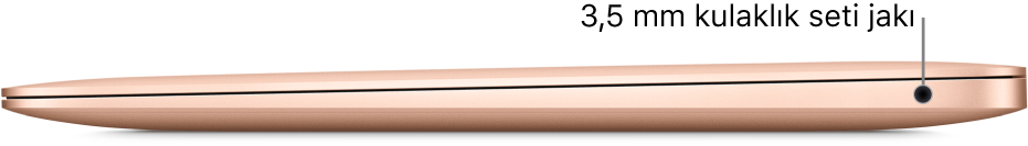 3,5 mm kulaklık jakına belirtme çizgisi ile MacBook Air’in sağ taraftan görünümü.