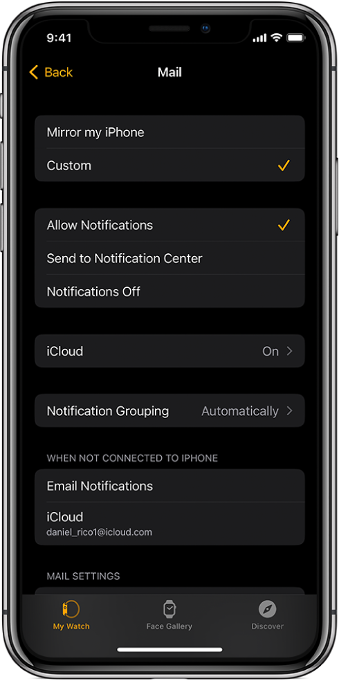 إعدادات البريد في تطبيق Apple Watch وتعرض خيارات الإشعارات وخيارات حسابات البريد الإلكتروني.