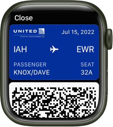 تذكرة طيران تظهر في تطبيق المحفظة. تظهر معلومات الرحلة في الأعلى والرمز الشريطي في الأسفل.