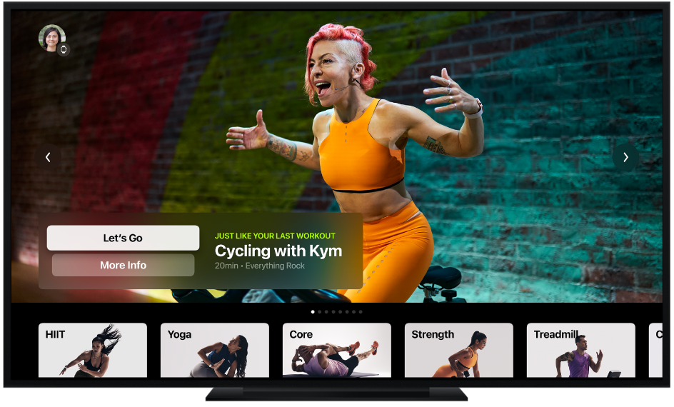Et tv, der vises Apple Fitness+-skærmen med træningstyper og en anbefalet cykeltræning.