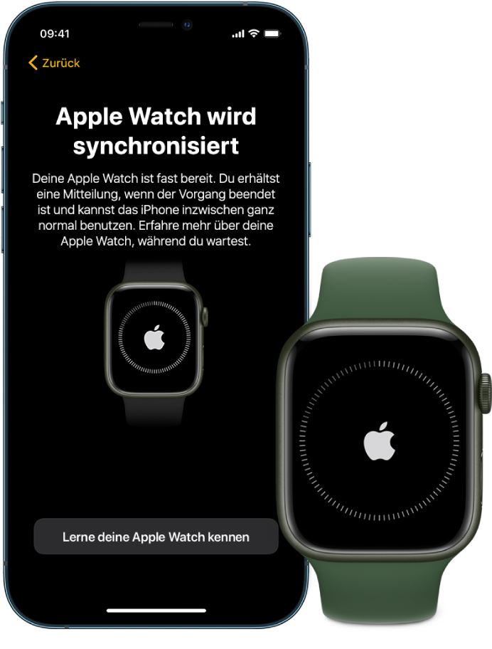 Ein iPhone neben einer Apple Watch. Auf dem iPhone wird „Apple Watch wird synchronisiert“ angezeigt. Auf der Apple Watch ist der Fortschritt der Synchronisierung zu sehen.