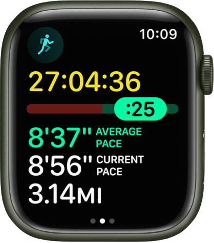 La app Entrenamiento en el Apple Watch mostrando el análisis de ritmo en un entrenamiento de Correr en interiores. En la parte superior está la duración de la carrera. Abajo se muestra un regulador que indica lo adelantado o atrasado que estás respecto a tu ritmo. Abajo aparece el ritmo promedio, el ritmo actual y la distancia.
