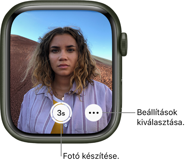 Ha az Apple Watchot kamera-távvezérlőnek használja, akkor a kijelzőn az iPhone kameraképe jelenik meg. A Kép készítése gomb az alsó rész közepén, a További beállítások gomb attól jobbra található. Miután elkészítette a fotót, balra lent megjelenik a Fotómegjelenítő gombja.