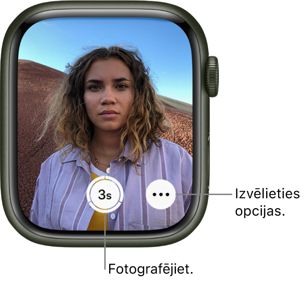 Kad Apple Watch pulkstenis tiek izmantots kā kameras tālvadības pults, tā ekrānā var skatīt iPhone kameras redzeslauku. Apakšdaļas centrā ir poga Take Picture, bet pa labi no tās — poga More Options. Pēc fotoattēla uzņemšanas apakšējā kreisajā stūrī ir poga Photo Viewer.