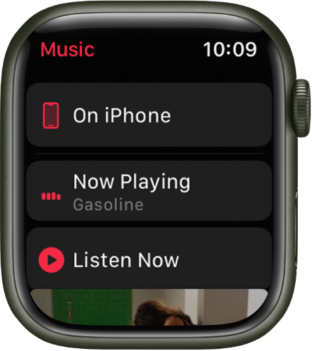 Apka Hudba s tlačidlami Na iPhone, Práve hrá a Na vypočutie, ktoré sa zobrazujú v zozname. Rolovaním nadol možno zobraziť obal albumu.