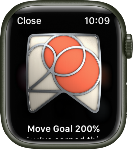 En utmärkelse för en prestation visas på Apple Watch. Nedanför utmärkelsen finns en beskrivning av den. Du kan rotera utmärkelsen genom att dra den.