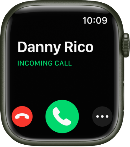 Apple Watch-skärmen när du får ett samtal: namnet på den som ringer, orden Inkommande samtal, den röda knappen Avvisa, den gröna knappen Svara och knappen Fler alternativ.