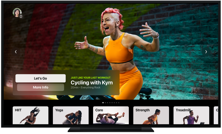 Телевізор, на якому відображається екран Apple Fitness+, включно з типами тренувань і рекомендованим велотренуванням.