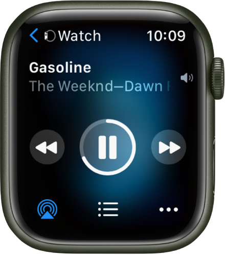 「播放中」畫面左上方顯示「手錶」，以及指向左側的箭嘴，可由此前往裝置畫面。歌曲標題和藝人名稱顯示在下方。播放控制項目位於中間。AirPlay、音軌列表和「更多」按鈕位於底部。