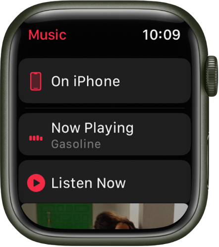 “音乐” App 显示包含“iPhone 上”、“播放中”和“现在就听”按钮的列表。向下滚动以查看专辑插图。