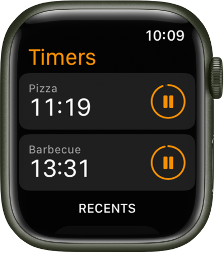 “计时器” App 中的两个计时器。顶部附近是名为“比萨”的计时器。下方是名为“烤肉”的计时器。每个计时器名称的下方显示剩余时间，右侧显示暂停按钮。屏幕底部显示“最近使用”按钮。