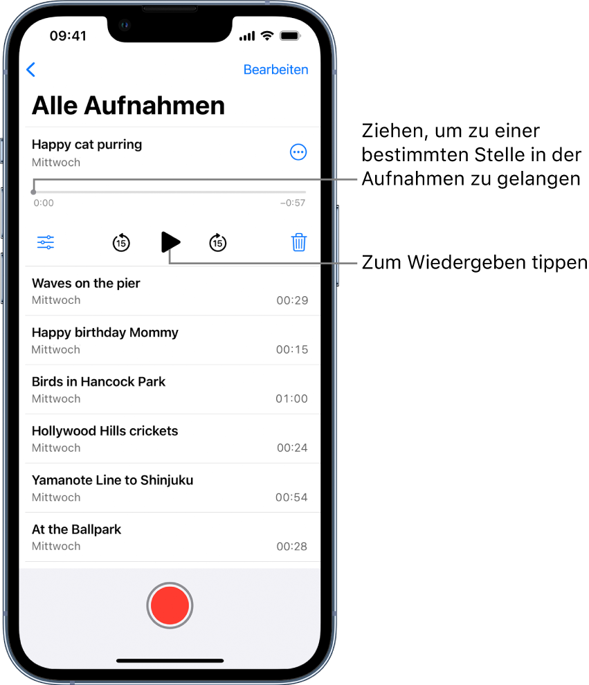 Der Bildschirm der App „Sprachmemos“ mit der Liste der Aufnahmen und der ausgewählten Aufnahme oben. In der Timeline der Aufnahme befindet sich die Abspielposition, die du zu einer bestimmten Stelle in deiner Aufnahme bewegen kannst. An den Enden der Timeline befinden sich die Anfangs- bzw. die Endzeit der Aufnahme. Über der Timeline ist die Taste „Weitere Aktionen“, auf die du tippen kannst, um eine Aufnahmen zu kopieren, zu teilen, zu bearbeiten oder zu duplizieren. Unter der Timeline befindet sich die Taste „Wiedergabeeinstellungen“, die du verwenden kannst, um die Optionen für die Wiedergabe festzulegen, die Taste „15 Sekunden zurückspringen“, die Wiedergabetaste, die Taste „15 Sekunden vorspringen“ und die Taste „Löschen“. Ganz unten ist die Liste der weiteren Aufnahmen zu sehen, die durch Tippen geöffnet werden können.