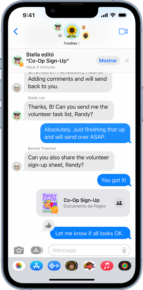 Una conversación grupal en la app Mensajes que incluye un documento de Pages. Una notificación en la parte superior de la pantalla indica que alguien del grupo editó el documento recientemente.