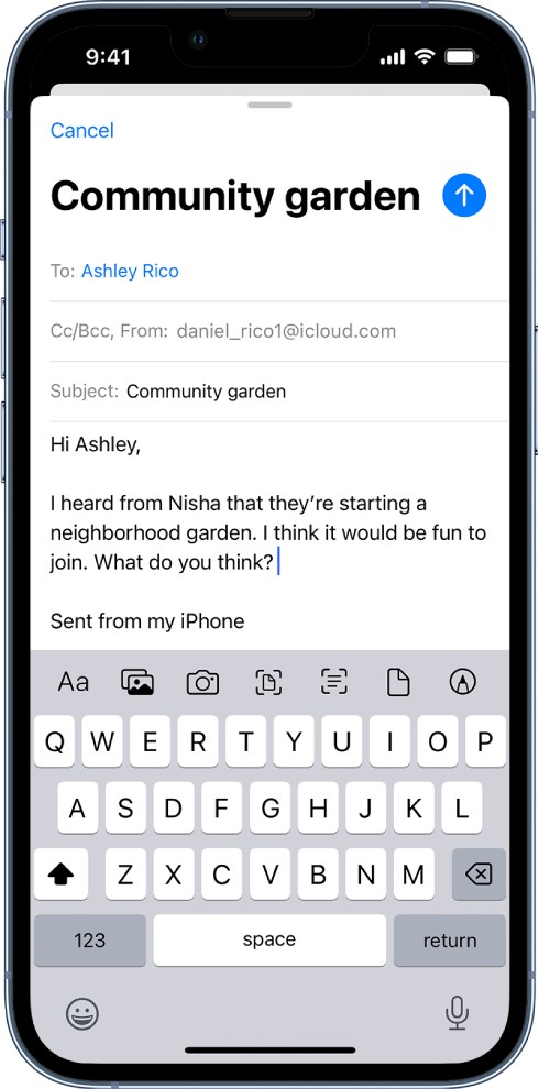 Borrador de correo electrónico en redacción con opciones de archivos adjuntos visibles en mitad de la pantalla. Debajo de eso está el teclado.