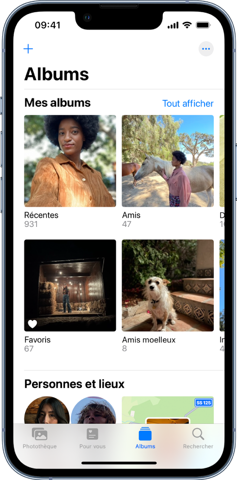 Un utilisateur sélectionne l’onglet Albums en bas de l’écran. Sous l’en-tête « Mes albums », l’écran se remplit avec les albums Récents, « Voyage en Inde », Favoris et Cyclisme. Le bouton « Tout afficher » se trouve en regard de l’en-tête « Mes albums ». Le bouton Ajouter est situé dans le coin supérieur gauche de l’écran.