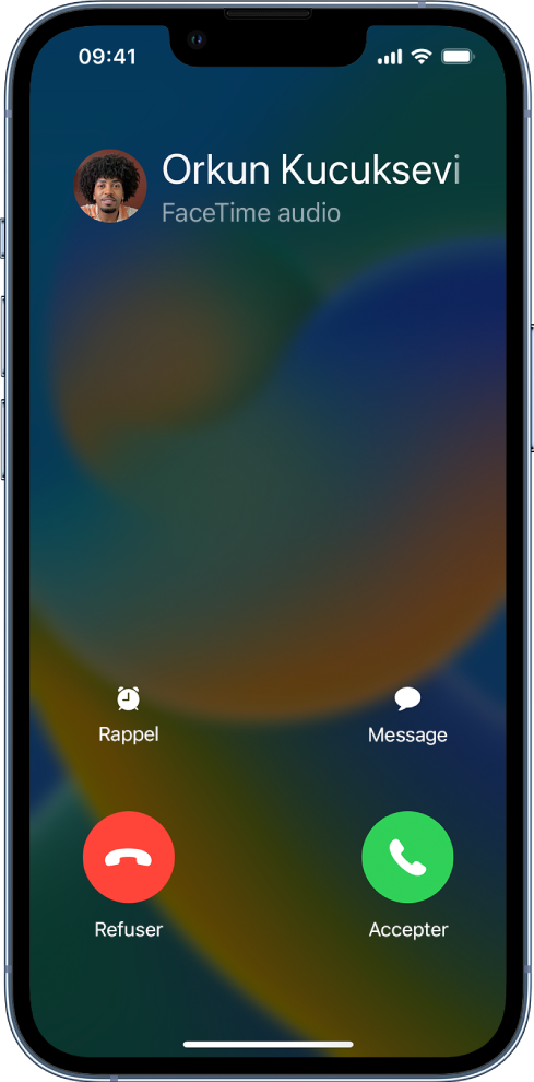 Une notification indiquant un appel entrant est affichée en haut d’un écran. Les boutons Refuser et Répondre se trouvent en haut à droite.