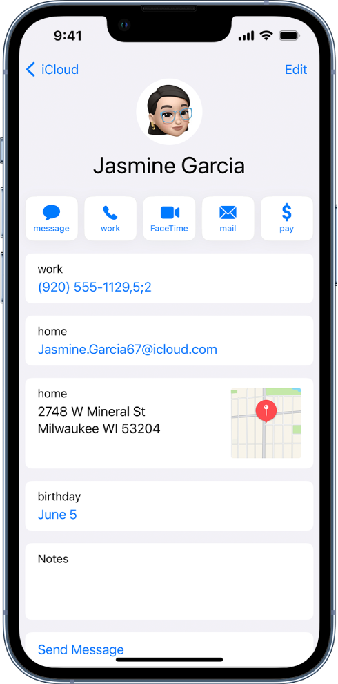 Layar info untuk kontak. Di bagian atas adalah nama dan foto kontak. Di bawahnya adalah tombol-tombol untuk mengirimkan pesan, melakukan panggilan telepon, melakukan panggilan FaceTime, mengirimkan pesan email, dan mengirim uang dengan Apple Pay. Di bawah tombol terdapat informasi kontak.