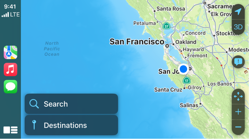 CarPlay ekrāns ar lietotņu Maps, Music un Messages ikonām kreisajā pusē un apkārtnes karti labajā pusē.