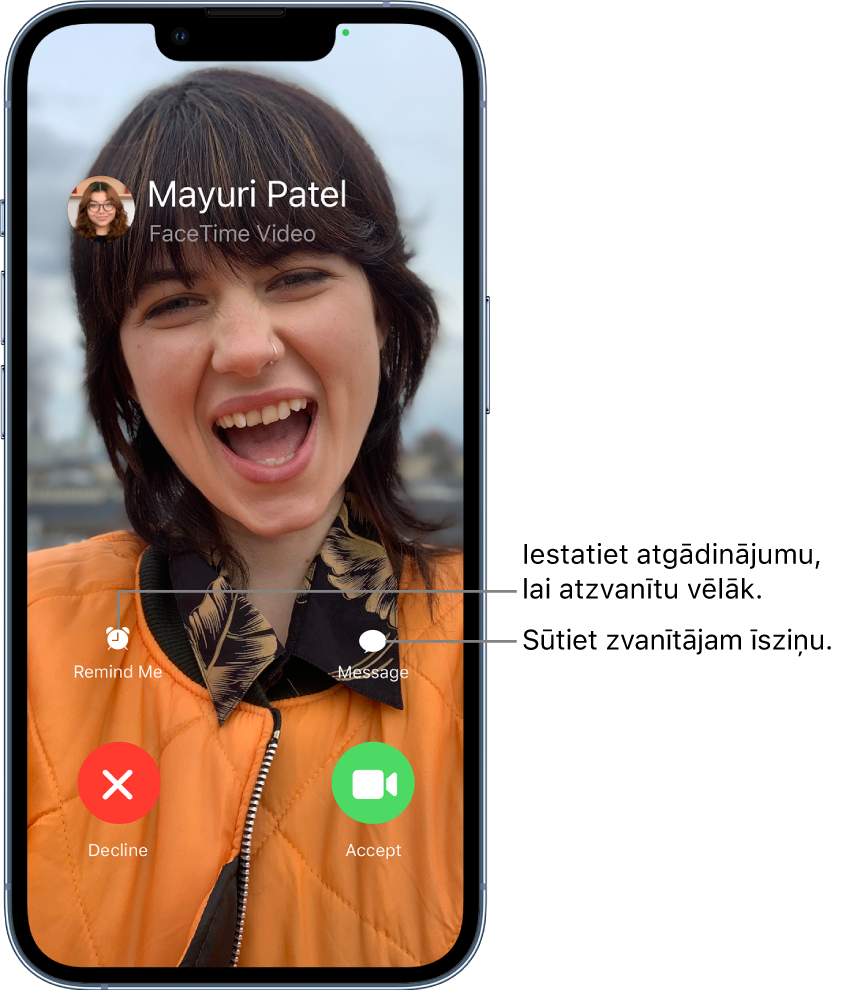 Ienākoša zvana ekrāns. Ekrānā apakšdaļas augšējā rindā no kreisās puses uz labo atrodas pogas Remind Me un Message. Apakšējā rindā no kreisās puses uz labo atrodas pogas Decline un Accept.