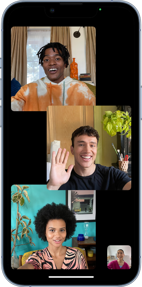 Een FaceTime-groepsgesprek met vier deelnemers. Iedere deelnemer verschijnt in een aparte tegel.