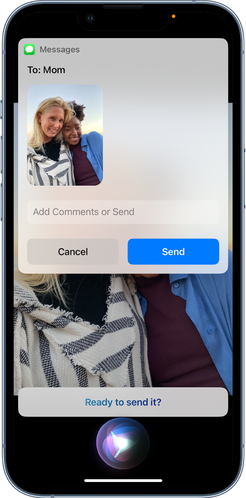 Aplicația Poze este deschisă și afișează o poză cu două persoane. În partea de sus a pozei este un mesaj adresat mamei, care include aceeași poză. Siri este în partea de jos a ecranului.