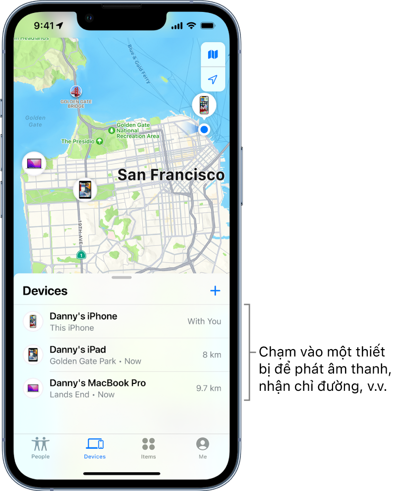 Màn hình Tìm mở đến danh sách Thiết bị. Có ba thiết bị trong danh sách Thiết bị: iPhone của Danny, iPad của Danny và MacBook Pro của Danny. Vị trí của chúng được hiển thị trên bản đồ San Francisco.