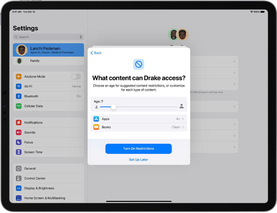 Het configuratiescherm op een iPad voor een nieuw apparaat met materiaalbeperkingen voor een kind. Als leeftijd is 7 jaar ingesteld en de materiaalsuggesties voor apps, boeken en tv-programma's zijn zichtbaar.